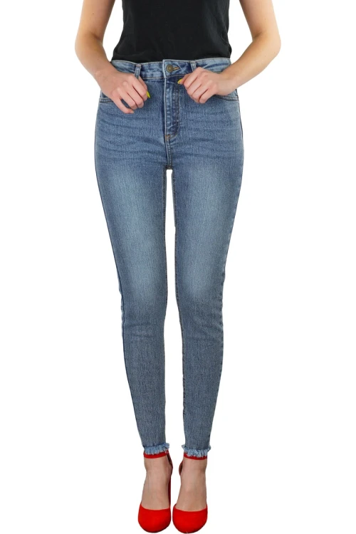 toplook-spodnie-jeansy-postrzepione-rurki-modelka-przod.webp
