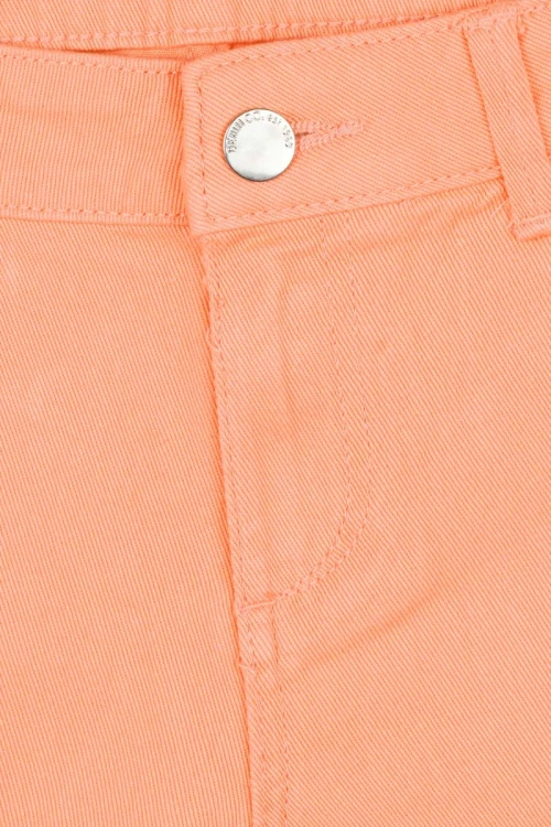 primark-jeansowe-brzoskwiniowe-spodenki-zblizenie.webp