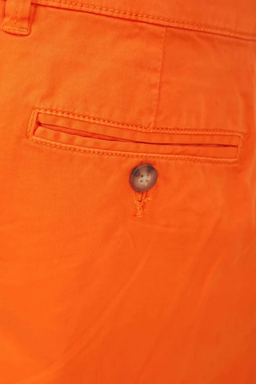 george-pomaranczowe-spodenki-chino-zblizenie.webp