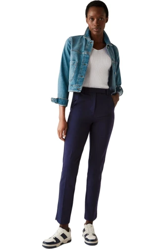 m&amp;s-granatowe-spodnie-chinosy-mia-7-8-modelka-przod.webp