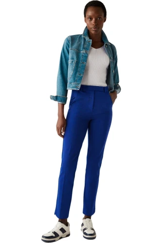 m&amp;s-kobaltowe-spodnie-chinosy-mia-7-8-modelka-przod.webp