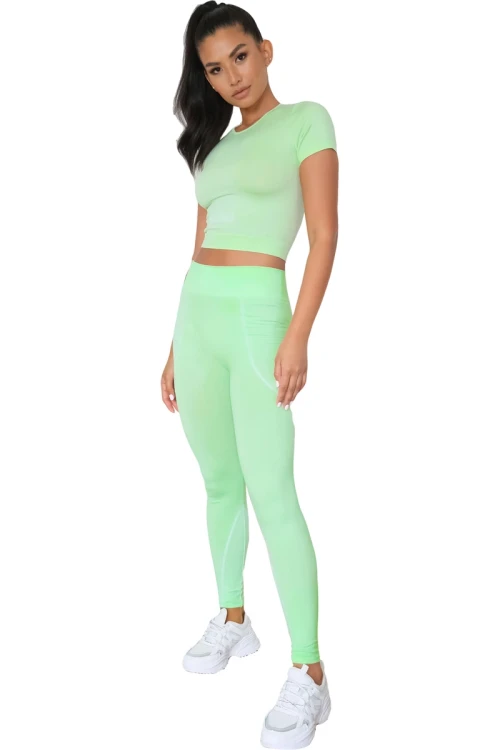 missguided-limonkowe-spodnie-sportowe-legginsy-modelka-bok.webp