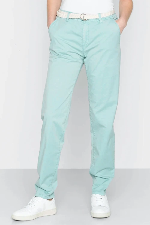 esprit-blekitne-spodnie-chinosy-modelka-przod2.webp
