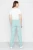 esprit-blekitne-spodnie-chinosy-modelka-tyl.webp