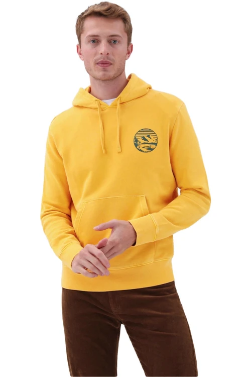 m&amp;s-miodowa-meska-bluza-z-kapturem-logo-model-przod.webp