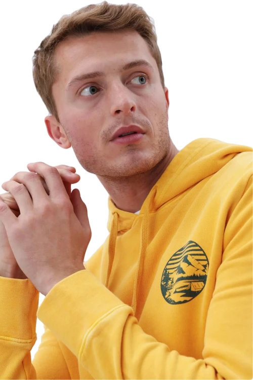 m&amp;s-miodowa-meska-bluza-z-kapturem-logo-model-zblizenie.webp