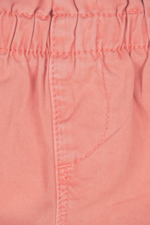 benetton-koralowe-spodenki-dziewczece-zblizenie.webp