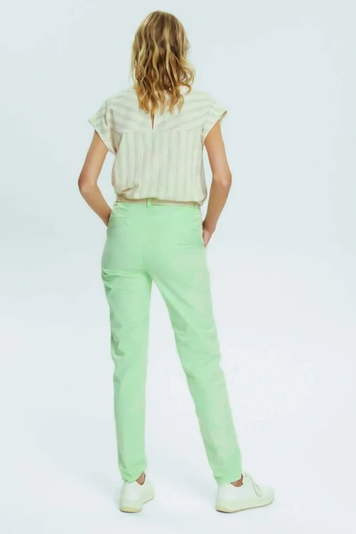 esprit-pistacjowe-lekkie-spodnie-chinosy-modelka-tyl.webp