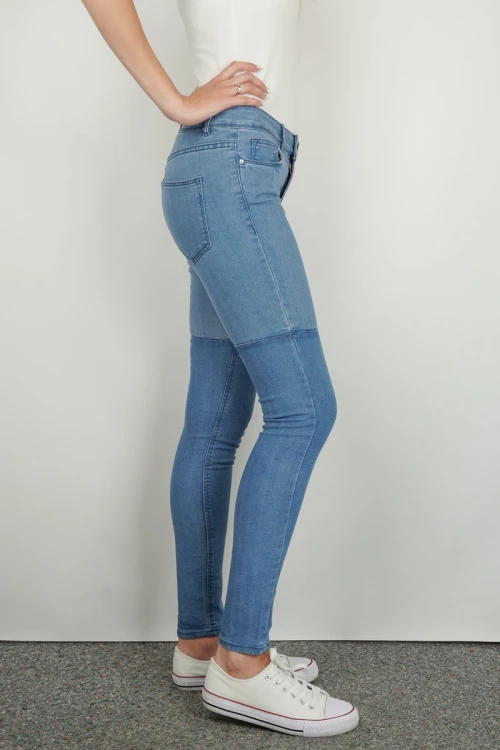 h&amp;m-spodnie-jeansy-jeans-dwa-odcienie-modelka-bok.webp