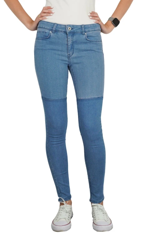 h&amp;m-spodnie-jeansy-jeans-dwa-odcienie-modelka-przod.webp