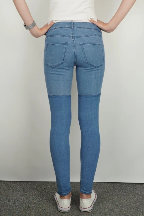 h&amp;m-spodnie-jeansy-jeans-dwa-odcienie-modelka-tyl.webp