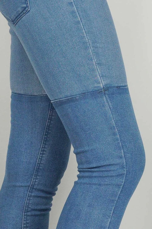 h&amp;m-spodnie-jeansy-jeans-dwa-odcienie-modelka-zblizenie2.webp