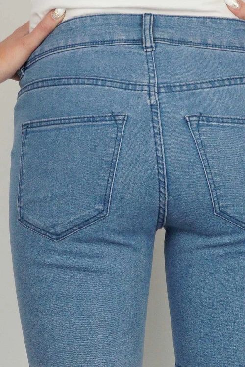 h&amp;m-spodnie-jeansy-jeans-dwa-odcienie-modelka-zblizenie3.webp