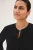 m&amp;s-czarny-sweter-kardigan-czarne-guziki-modelka-zblizenie.webp