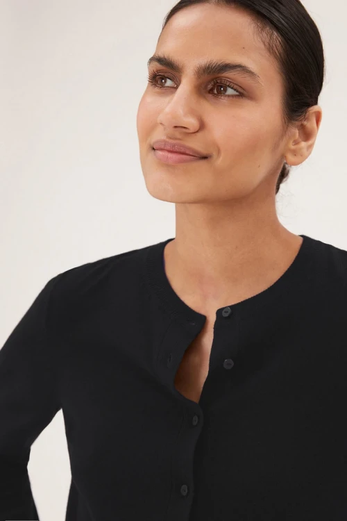 m&amp;s-czarny-sweter-kardigan-czarne-guziki-modelka-zblizenie.webp