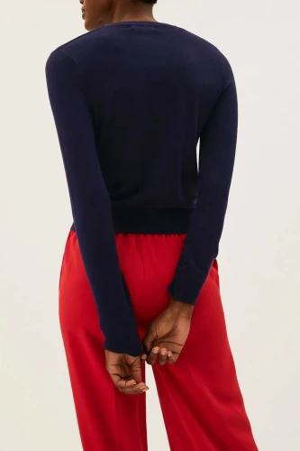 m&amp;s-granatowy-sweter-kardigan-granatowe-guziki-modelka-tyl1.webp