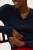 m&amp;s-granatowy-sweter-kardigan-granatowe-guziki-modelka-zblizenie1.webp
