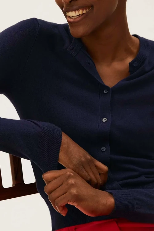 m&amp;s-granatowy-sweter-kardigan-granatowe-guziki-modelka-zblizenie1.webp