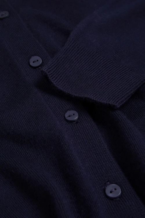 m&amp;s-granatowy-sweter-kardigan-granatowe-guziki-zblizenie.webp