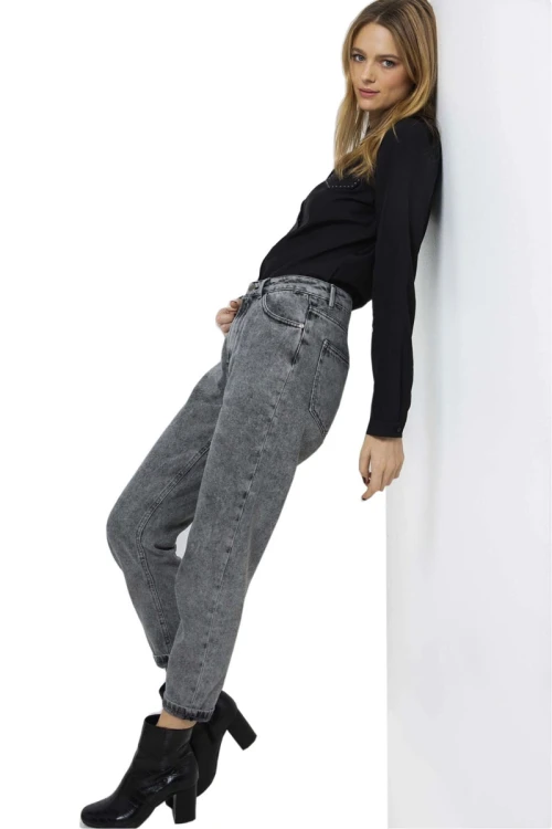 camaieu-grafitowe-spodnie-jeansy-mum-modelka-bok.webp