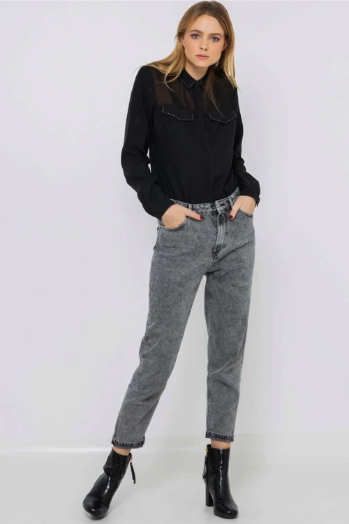 camaieu-grafitowe-spodnie-jeansy-mum-modelka-przod.webp