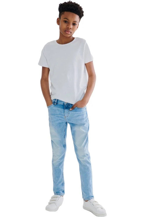 next-chlopiece-jasne-jeansowe-spodnie-jeansy-model-przod.webp