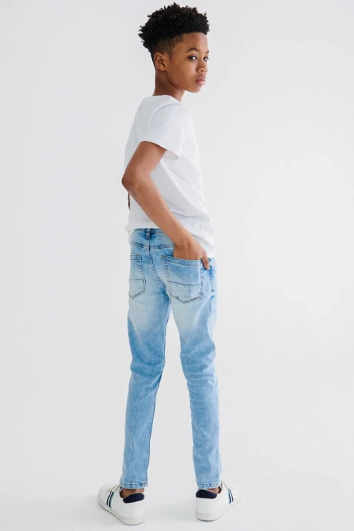 next-chlopiece-jasne-jeansowe-spodnie-jeansy-model-tyl.webp