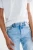 next-chlopiece-jasne-jeansowe-spodnie-jeansy-model-zblizenie2.webp