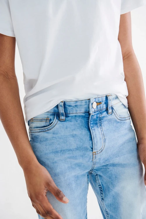 next-chlopiece-jasne-jeansowe-spodnie-jeansy-model-zblizenie2.webp
