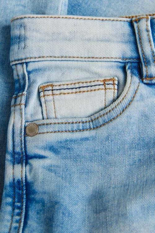 next-chlopiece-jasne-jeansowe-spodnie-jeansy-zblizenie2.webp