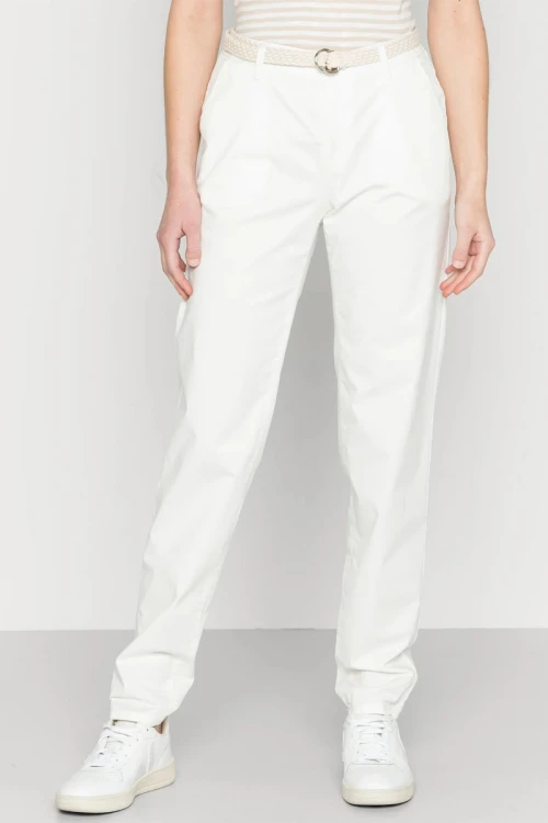 esprit-biale-spodnie-chinosy-modelka-przod2.webp