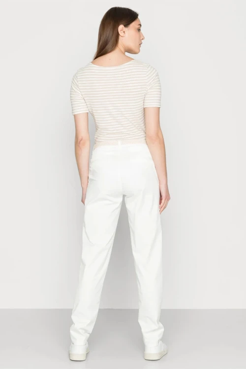 esprit-biale-spodnie-chinosy-modelka-tyl.webp