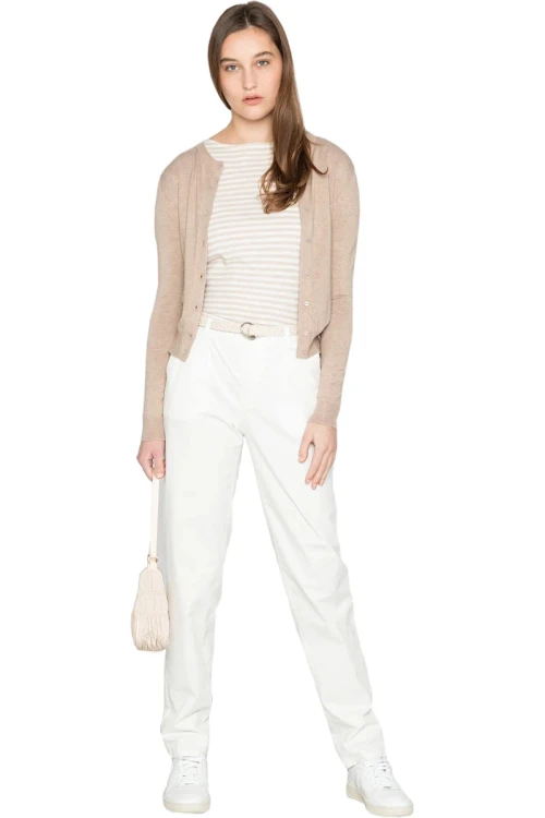 esprit-biale-spodnie-chinosy-modelka-przod.webp