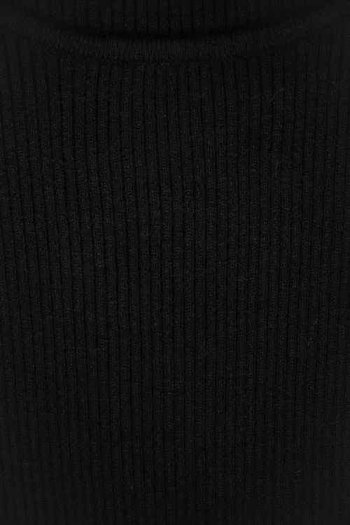 f&amp;f-czarny-sweter-z-falbanka-z-prazkowanej-dzianiny-zblizenie.webp