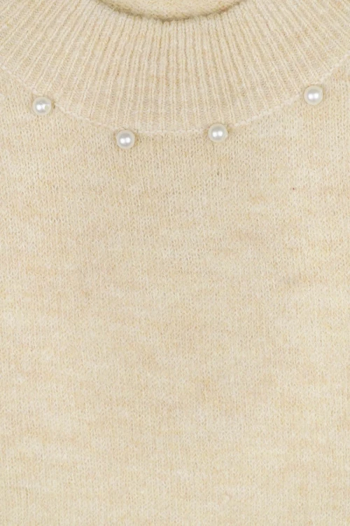 lefties-bezowy-sweter-polgolf-z-perelkami-zblizenie2.webp