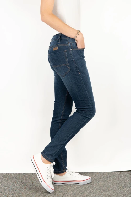 bershka-granatowe-damskie-spodnie-jeansy-modelka-bo2k.webp