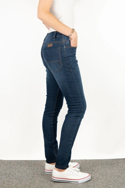 bershka-granatowe-damskie-spodnie-jeansy-modelka-bok.webp