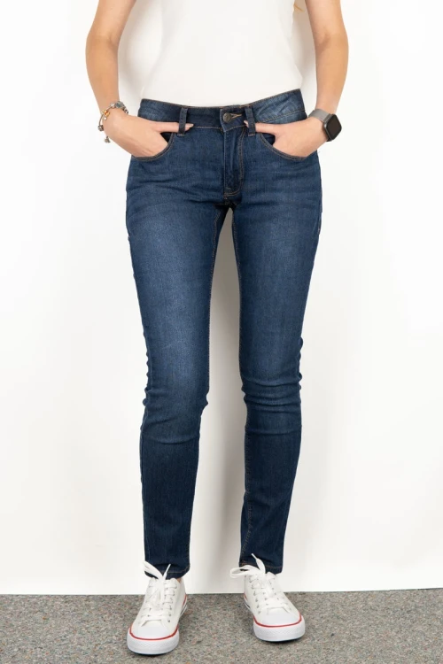 bershka-granatowe-damskie-spodnie-jeansy-modelka-przod.webp