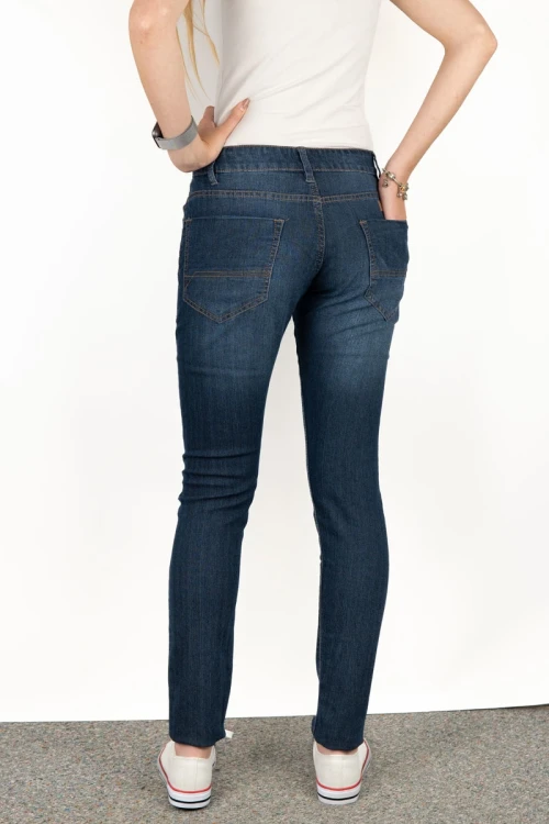 bershka-granatowe-damskie-spodnie-jeansy-modelka-tyl.webp