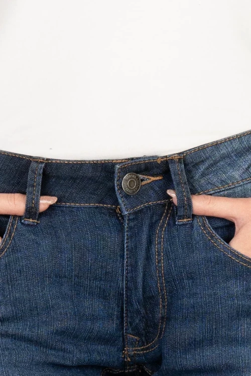 bershka-granatowe-damskie-spodnie-jeansy-modelka-zblizenie.webp