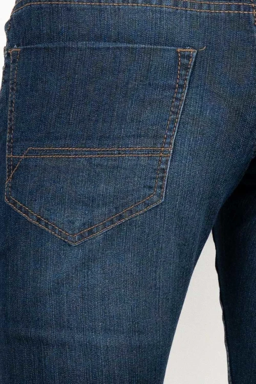 bershka-granatowe-damskie-spodnie-jeansy-modelka-zblizenie2.webp