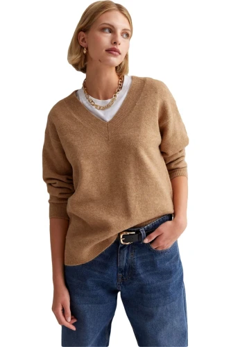 new-look-sweter-v-neck-camel-modelka-przod.webp
