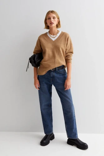 new-look-sweter-v-neck-camel-modelka-przod2.webp