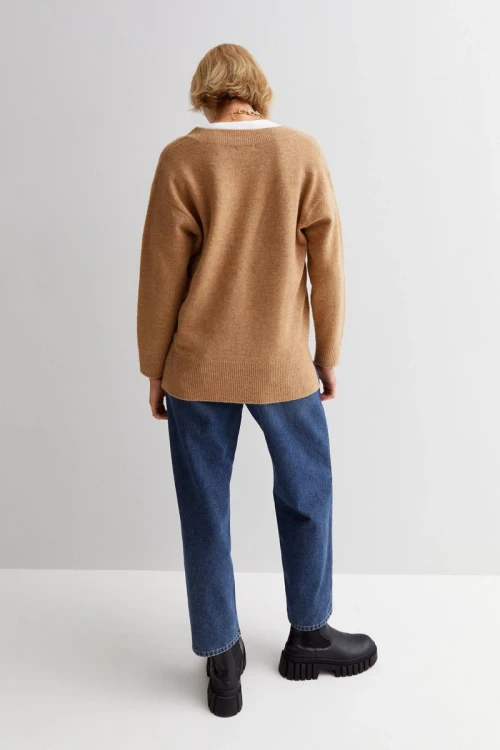 new-look-sweter-v-neck-camel-modelka-tyl.webp