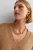 new-look-sweter-v-neck-camel-modelka-zblizenie.webp