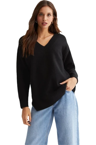 new-look-czarny-asymetryczny-sweter-v-neck-modelka-przod.webp