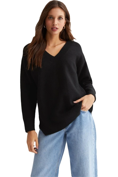 new-look-czarny-asymetryczny-sweter-v-neck-modelka-przod.webp