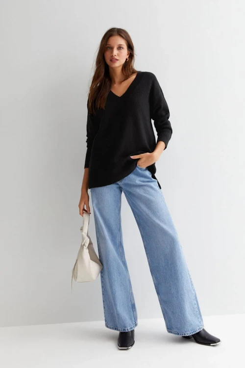 new-look-czarny-asymetryczny-sweter-v-neck-modelka-przod2.webp