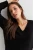 new-look-czarny-asymetryczny-sweter-v-neck-modelka-zblizenie.webp