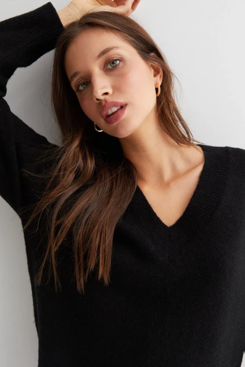 new-look-czarny-asymetryczny-sweter-v-neck-modelka-zblizenie.webp